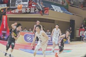 看我“头球”抢断！