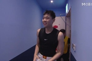 赢下生死战！赛后中国男篮全员在更衣室内互相鼓劲庆祝！