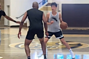 刘金雨海外特训,NBA训练师乔丹·劳利亲临现场指导