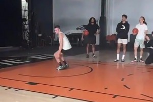 这特么是吃弹簧长大的？外国小伙这弹跳也太炸裂了