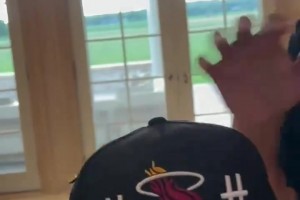 “热火铁粉DJ Khaled隔空喊话詹姆斯希望他加盟热火～”