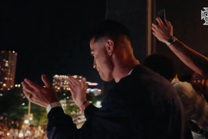 人山人海！赛后C罗和队友们一起与球迷庆祝