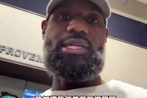 詹姆斯在选购球杆，并隔空与哈特互动。半月前哈特也隔空喊话