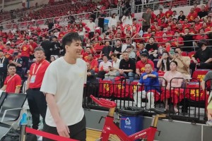 这人气！今天郭艾伦也来到现场，给中国男篮加油助威！