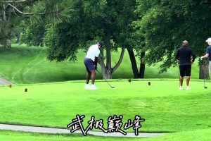 全联盟都在猜测老詹的下家，而詹姆斯今天又去悠闲的打高尔夫去了