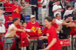 中国男篮赛前跑步进场，全场球迷热烈欢呼！