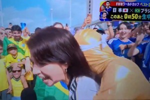 赛前日本男球迷加油时突然抱住女主持人实施猥亵