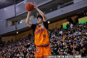 上海队报道：偰李永炜美国特训即将结束，将归队加入中国男篮