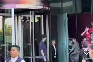 当洪明甫出来时球迷大声要求他辞职！但洪明甫看了一眼便直接走了