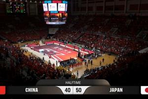 中国男篮半场以10分之差落后！日本男篮外线多点开花&霍金森贡献17分
