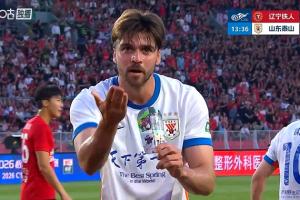 泰山客场以1-0领先！前场默契配合后谢文能下底助攻，泽卡抢点卧射得分