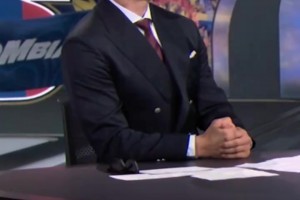 逼王上线！伊布客串主持人整懵两位主持：下个月我就要当美国总统