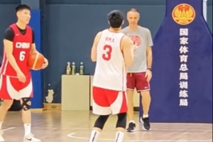 攻防转换定乾坤！胡明轩携王俊杰助力中国男篮策略调整